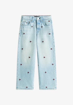 Hele sinised teksapüksid, millel on laiali hajutatud väikseid punaseid, valgeid ja merevaigukoloreid ristkülikukujulisi logosid, esikinnitusega nupuga ja viie tasku stiil.