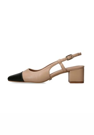 Chaussure beige à talon bas bloc, bride arrière, bout pointu noir et sangle réglable avec boucle dorée, détail découpe latérale.