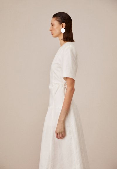 Materiel WEDDING GATHERED WAIST DRESS - Kokteiļkleita/ballīšu kleita - white