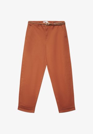 Pantalon couleur rouille avec une ceinture tissée, présentant une coupe droite, deux poches latérales et des ourlets retroussés. Texture du tissu lisse.