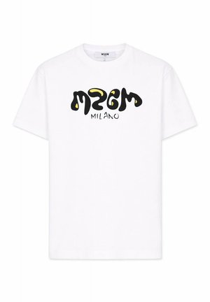 Witte T-shirt met korte mouwen en zwarte en gele abstracte tekst "MSGM" boven "MILANO" gedrukt op de borst.