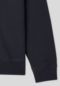 Felpa blu scuro con polsini e orlo a coste. Realizzata in tessuto morbido, presenta cuciture pulite e un design semplice e minimalista.