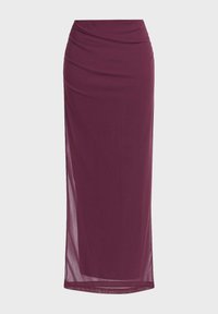 Jupe longue ajustée couleur prune avec des détails froncés à la taille et une superposition semi-transparente s'étendant sous l'ourlet.