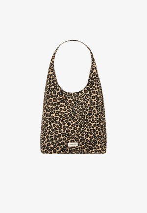 Sac à main à imprimé léopard avec une texture en tissu doux, des poignées courbes et une forme rectangulaire. Dispose d'une petite étiquette logo sur le devant.