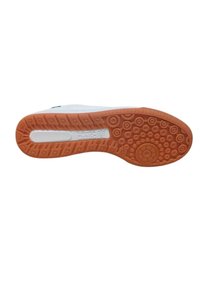 Suela de zapato con una superficie de goma naranja texturizada que presenta patrones circulares y rectangulares, y una entresuela blanca con marca.