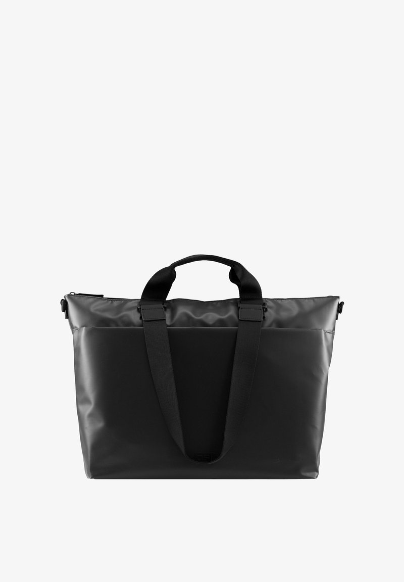 Zwarte tote bag gemaakt van waterdicht materiaal. Voorzien van twee stevige handvatten en een ritssluiting. Glad oppervlak met een minimalistisch ontwerp.