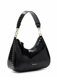 Melna lakādas plecu soma ar spīdīgu apdari, rāvējslēdzēja aizdari un nagliņu detaļām uz siksnas un sānos. Zelta toņa metāla aksesuāri.