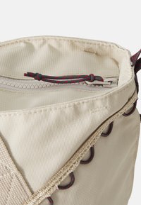 Klättermusen BAGGI BAG UNISEX - Bolsa de deporte - creme