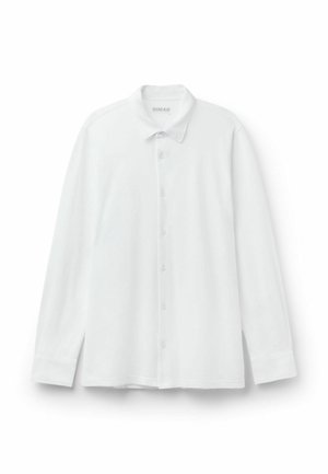 Camisa blanca de manga larga con botones y cuello, mostrada extendida sobre un fondo blanco.