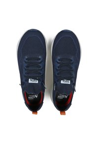 Le scarpe da ginnastica di colore blu scuro presentano una tomaia in rete, un design testurizzato, punta rotonda, lacci neri e dettagli rossi sul tallone e sulla linguetta.