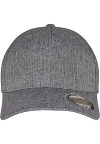 Grå baseballcap i struktureret stof med en afrundet krone, forkrummet skygge og et mærke på forsiden.