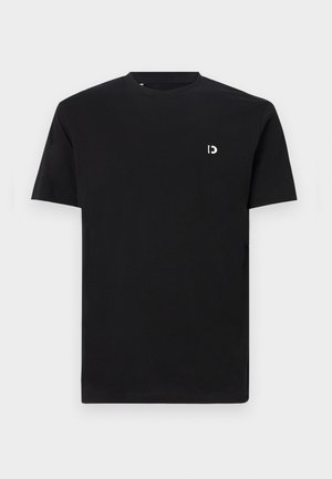 Czarny t-shirt z bawełny, z krótkimi rękawami, okrągłym dekoltem i małym białym logo po lewej stronie klatki piersiowej. Gładka tekstura, prosty design.