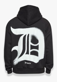 Schwarzer Kapuzenpulli mit einem großen, weiß eingesprühten Buchstaben 'D' auf der Rückseite. Verfügbar mit gerippten Bündchen und Saum, mit dem Text "Dropsize" in der Nähe des Taillenbunds.