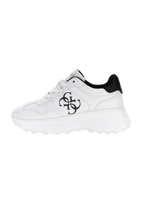 Sneakers bianchi con una superficie texturizzata, dettagli neri, una suola spessa e un logo distintivo sul lato. Presentano una chiusura con lacci.