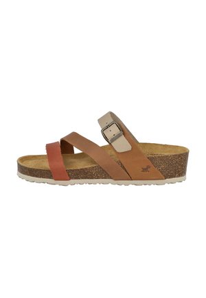 Zapatos de sandalias deslizantes de cuero marrón con correas cruzadas, hebilla ajustable y plantilla de corcho, que cuentan con una suela exterior de goma texturizada.