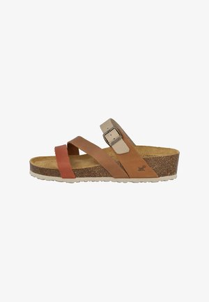 Zapatos de sandalias deslizantes de cuero marrón con correas cruzadas, hebilla ajustable y plantilla de corcho, que cuentan con una suela exterior de goma texturizada.