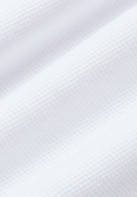 Biała teksturowana tkanina z siatkowym wzorem, z subtelnie podniesionymi obszarami, gładko złożona, aby uwydatnić głębię i warstwy.