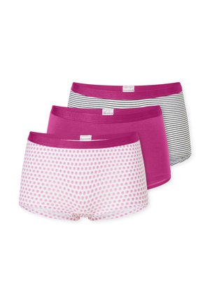 Drei Boxershorts für Frauen mit magentafarbenen Bund; eine weiße mit pinken Punkten, eine einfarbig magentafarben und eine weiße mit schwarzen Streifen.