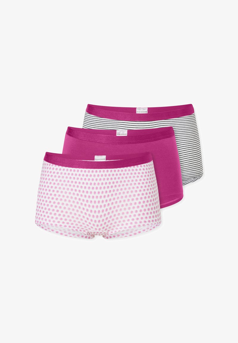 Drie damesboxershorts met magenta taillebanden; één witte met roze stippen, één effen magenta en één witte met zwarte strepen.