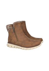 Botas de tobillo marrones con un exterior de cuero sintético texturizado, cierre de cremallera lateral y un acolchado de punto esponjoso. Cuenta con una suela de goma ligera.