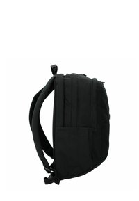 Černý batoh se strukturovaným tvarem, vyrobený z látky. Obsahuje ergonomické polstrované popruhy, více přihrádek a texturovaný povrch.