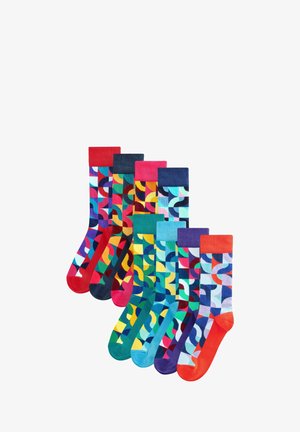 Bunte Baumwollsocken, die in einer Reihe präsentiert werden, mit verschiedenen geometrischen Mustern, kontrastierenden Fersen und Zehen sowie gerippten Bündchen.