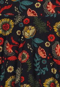 Schwarzer Stoff mit einem Blumenmuster, das bunte Blumen in Rot, Gelb und Blau zeigt, umgeben von grünen Blättern und dekorativen Akzenten.