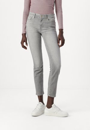 Grijze denim jeans met een slim fit en een cropped lengte, uitgerust met vijf zakken en een knoopsluiting, gedragen met witte sneakers.