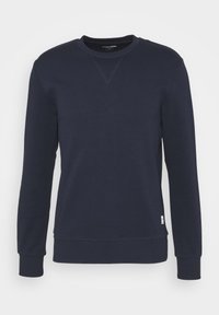 Navyblå sweatshirt i mjukt tyg, med rund hals, långa ärmar, ribbade muddar och en liten logotags vid nederkanten.