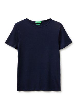 Marineblaues T-Shirt mit kurzen Ärmeln und Rundhalsausschnitt, mit grünem Etikett im Kragen, flach auf einem weißen Hintergrund liegend.