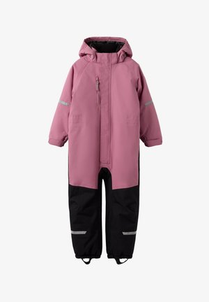 Roze en zwarte waterdichte sneeuwoverall met capuchon, rits aan de voorkant, reflecterende accenten, twee zijzakken en elastische cuffs bij de enkels.