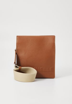 Braune Leder-Crossbody-Tasche mit strukturiertem Oberflächen, ausgestattet mit einem beigen Stoffgurt, geprägtem Markennamen auf der Vorderseite und minimalistischen Design.