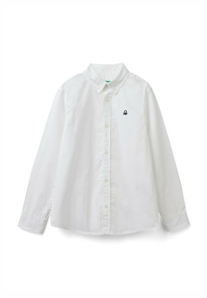 Biała koszula z długim rękawem wykonana z bawełnianej tkaniny, z kołnierzykiem na guziki, listwą na guziki z przodu oraz małym czarnym logo ośmiornicy na piersi.