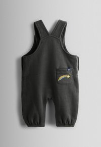 Tamsiai pilki medvilniniai kombinezonai su reguliuojamomis petnešomis, turintys priekinį kišenę ir daugiaspalvę vaivorykštės bei žvaigždžių siuvinėjimo detalę.