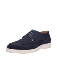 Marineblauwe suede schoenen met een ronde neus, voorzien van een witte rubberen zool en vetersluiting, geaccentueerd met lichtblauwe veters en stiksels.