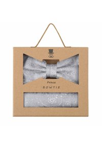 Graue Fliege mit floralem Muster, präsentiert in einer Kartonbox mit einem transparenten Fenster. Box beschriftet mit "Prince Bowtie." Textil mit Struktur.