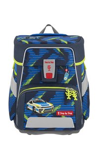 Sac à dos bleu marine avec des motifs géométriques verts et bleus, comportant un graphisme de voiture de police, des bandes réfléchissantes et deux tirettes de fermeture éclair vertes.