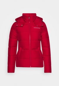 Rote Steppjacke mit Reißverschluss vorne, hohem Kragen und abnehmbarer Kapuze. Mit Druckknopfdetails und zwei Seitentaschen. Logo auf der Brust.
