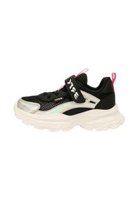 Scarpa sportiva nera con tomaia in rete, accenti iridescenti, anello sul tallone rosa e suola chunky bianca. Presenta una striscia regolabile con branding.