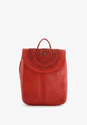 Roter Leder-Rucksack mit einer runden geflochtenen Textur auf dem Deckel, einem runden metallenem Druckknopf und einem oberen Griff zum Tragen.