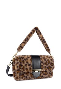 Sac à bandoulière en tissu à imprimé léopard avec une sangle en cuir noire et un rabat, comportant des accessoires en or et des accents texturés. Forme rectangulaire compacte.