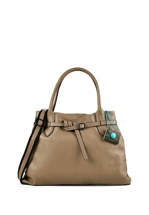 Bolso de mano de cuero marrón con asas dobles, correa de hombro negra ajustable, detalle de cinturón frontal y pequeño bolso adjunto con cordón azul.