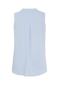 Lyseblå ærmeløs skjorte, letvægtsstof, med en rygfald og krave. Har en buet kant og glat tekstur.
