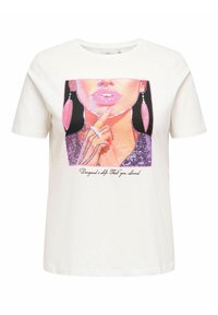 Valkoinen puuvillapaita, jossa on graafinen kuva naisesta, jolla on kiiltävät vaaleanpunaiset huulet ja pitkät korvakorut. Alapuolella teksti: "Suunnittele elämä, jota rakastat."