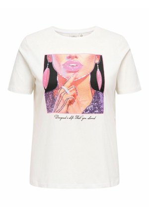 Hvid bomulds t-shirt med grafik af en kvinde med glinsende lyserøde læber og lange øreringe. Teksten nedenfor lyder "Designet et liv, du elskede."