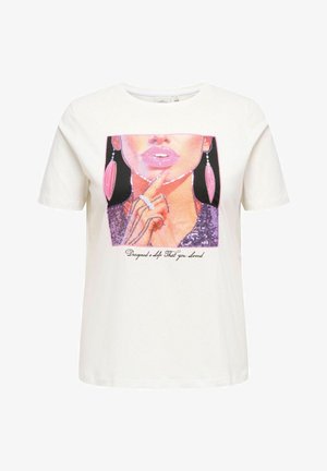 Valkoinen puuvillapaita, jossa on graafinen kuva naisesta, jolla on kiiltävät vaaleanpunaiset huulet ja pitkät korvakorut. Alapuolella teksti: "Suunnittele elämä, jota rakastat."