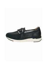 Zapatilla azul oscuro con paneles de malla, acentos metálicos y una suela texturizada. Presenta una puntera redondeada y un diseño sin cordones.