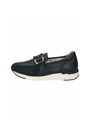 Sneaker blu scuro con pannellatura in rete, dettagli metallici e suola texturizzata. Presenta una punta arrotondata e un design slip-on.