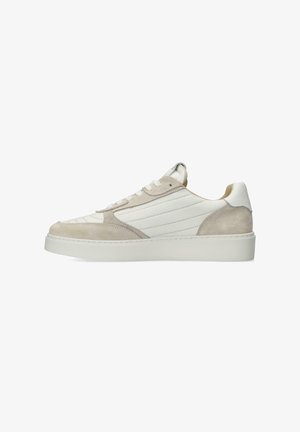Sneaker blanche avec des accents en suède beige, tige texturée, lacets plats et semelle blanche épaisse. Conçu avec une esthétique épurée et minimaliste.