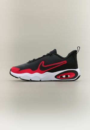Crna i crvena Nike tenisica za trčanje s bijelim đonom, s crveno-crnim logom Swoosh i detaljem zračnog jastuka na peti.